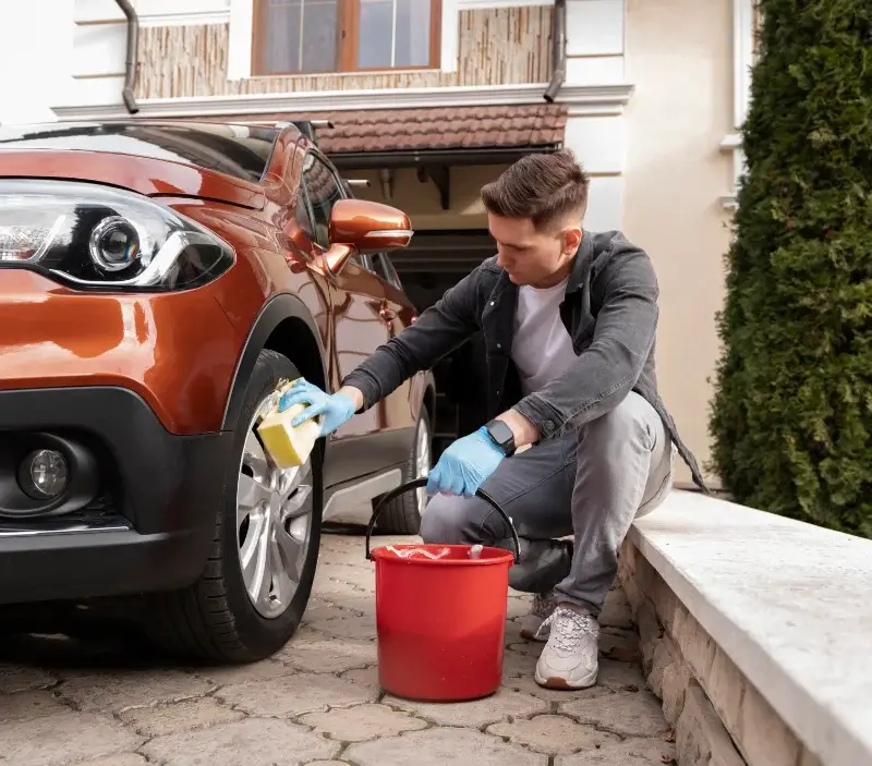 Lavage auto à domicile Denée : professionnel intervenant sur un véhicule